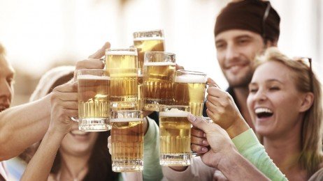 Beber cerveja pode até reduzir o colesterol, mas... Consumo de cerveja na dieta saudável