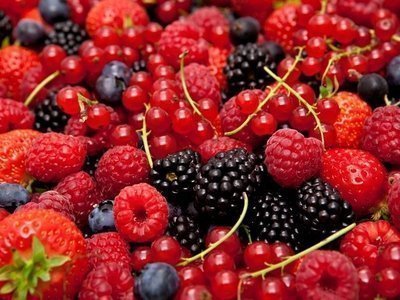 Todos os benefícios das frutas vermelhas e roxas Quais os melhores alimentos funcionais para quem corre?