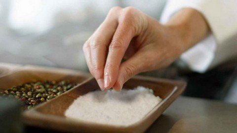 Reduza o sal na sua alimentação, mas faça isso gradualmente! Quantidade de sal na dieta