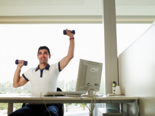 Com um par de pesos ou bandas elásticas, você pode fazer exercícios físicos em qualquer lugar! Praticar exercícios físicos durante o trabalho