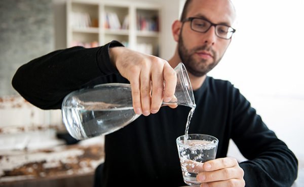 Como beber água junto com a alimentação correta? Beber água com alimentação