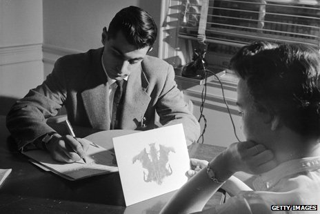 Paciente e psicólogo no teste de Rorschach