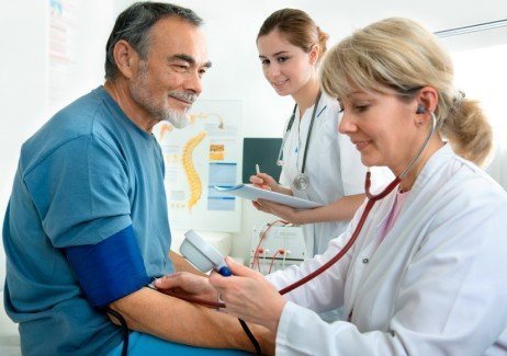 Fazendo exames antes de uma cirurgia plástica