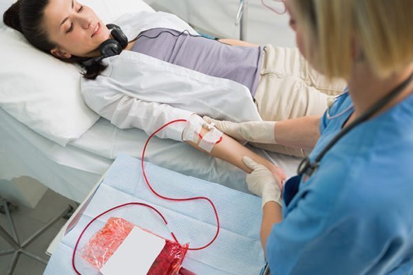 Doando sangue menstruada