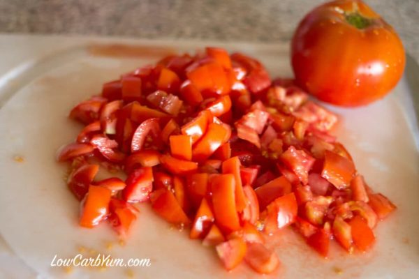 Guardando tomate picado