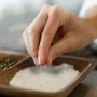 Como diminuir o sal na comida sem perder o gosto?