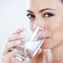 Beber água com estômago vazio faz mal? 10 mitos e verdades!