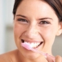 Escovar muito os dentes faz mal?